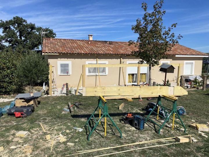 De charmantes terrasses en bois pour embellir votre espace extérieur.